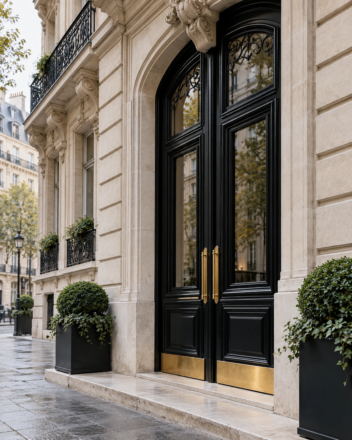 Entrée élégante d’un immeuble professionnel parisien